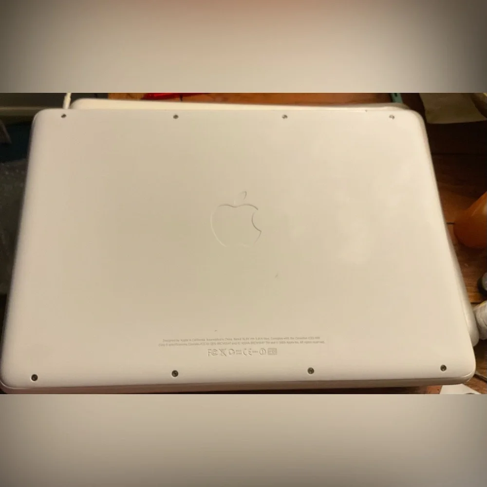 MacBook 13.3” Mid 2010 White 250 HHD 2GB MEMORY 1067 DDR3 CORE 2 DUO PROCESSOR💻